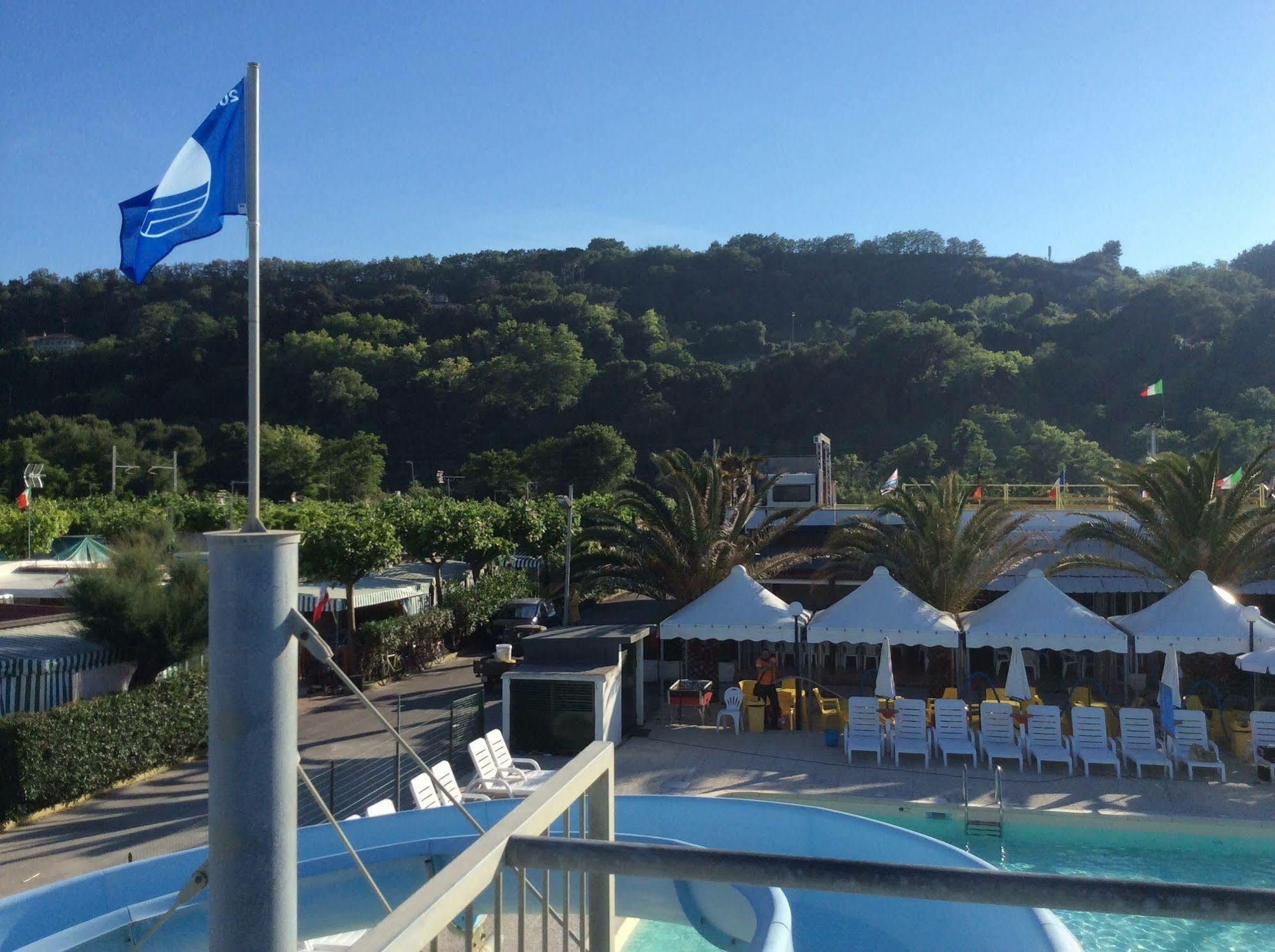 Girasole Eco Family Village Fermo Bagian luar foto